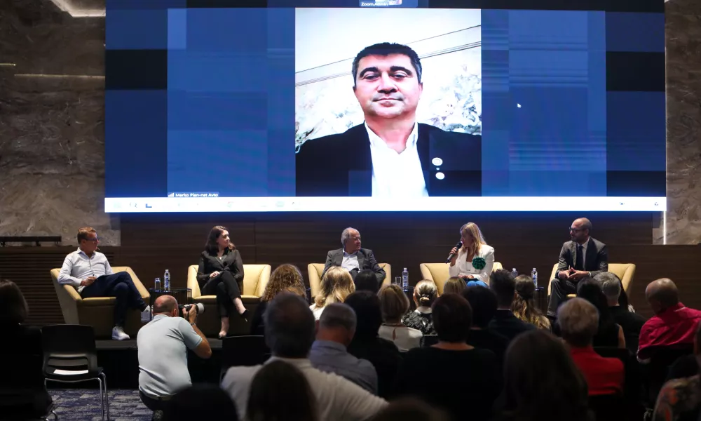 - Anti&scaron;a Korljan, urednik Gazele,- Vita Godec, Lenis d.o.o.- Janez Pogačar, Hyla d.o.o.- Marko Femc, Plan-net solar d.o.o.- Anja Hlača Ferjančič, voditeljica- Slobodan &Scaron;e&scaron;um. generalni direktor. Direktorat za gospodarsko in javno diplomacijo.- 12.09.2024. Regijski izbor Gazele 2024 Osrednje slovenske regije v Hotelu Grand Plaza v ljublani. Gazele 2024.//FOTO: Bojan Velikonja